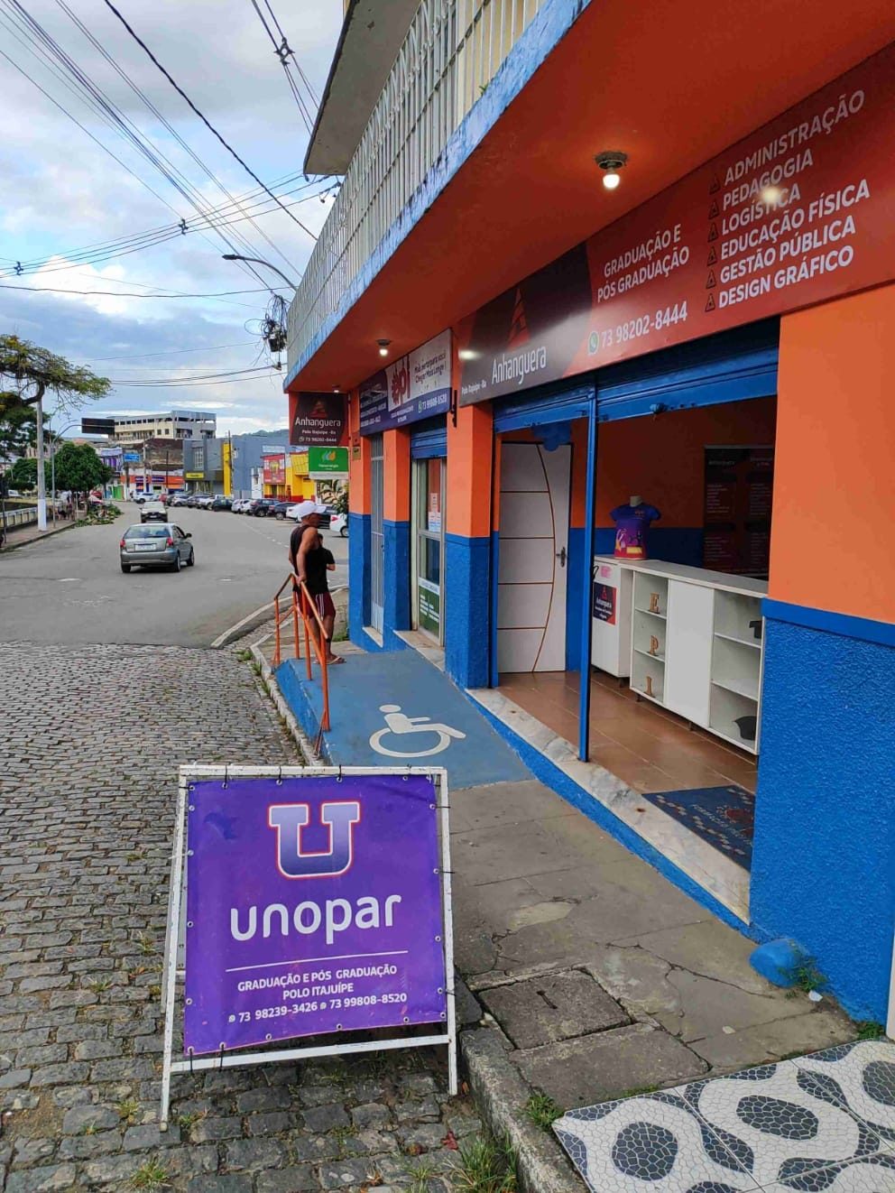 Fachada da EPI em Itajuípe, com paredes laranja e azul